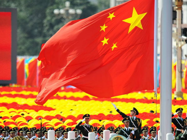 五星红旗迎风飘扬